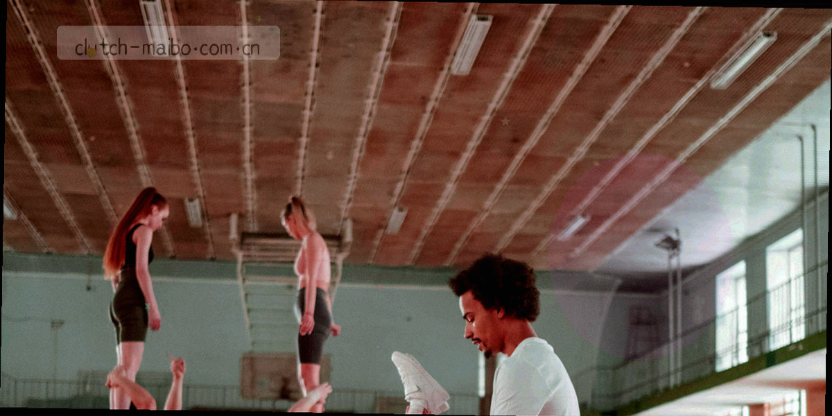 深色背景上的发光数据曲线，象征赛事数据流动与归拢